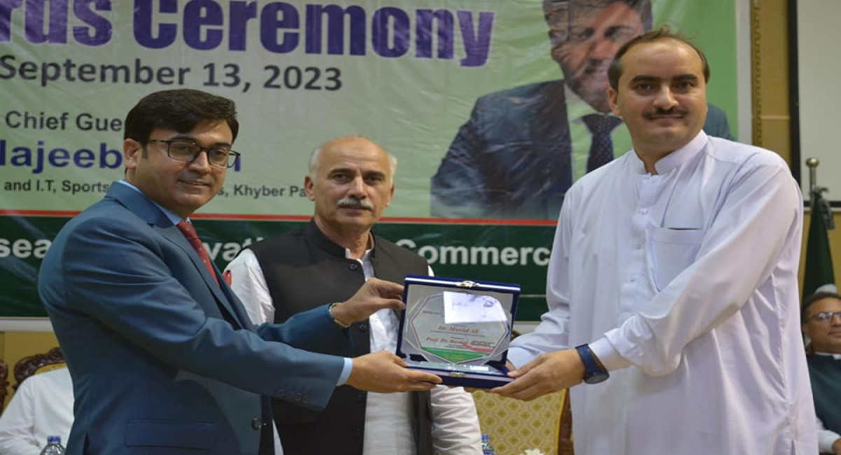 Dr. Murad Ali receiving his Best Researcher Award 2023, University of Malakand