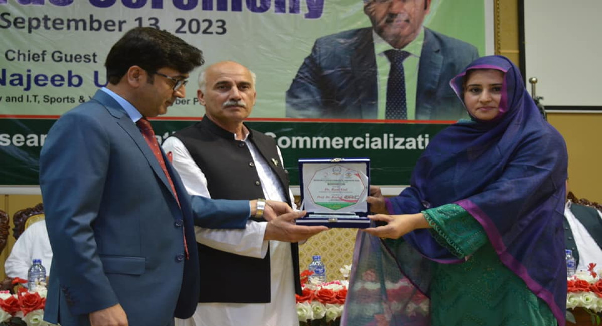 Dr. Rani Gul receiving her award, 3rd Annul Research Performance Award 2023